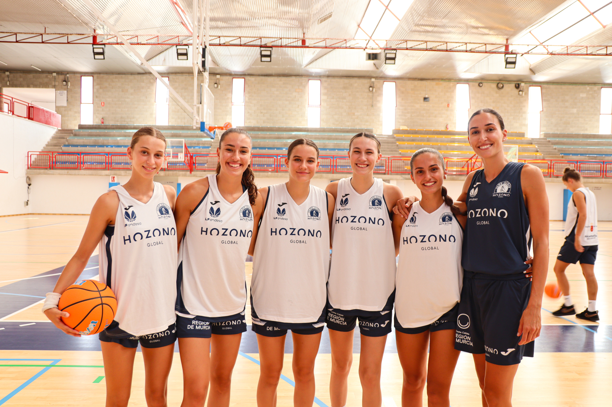 Miranda Rodríguez, Lucía Cazorla, Júlia Blancafort, Laura Pérez y Alba Alguacil junto con Belén Arrojo